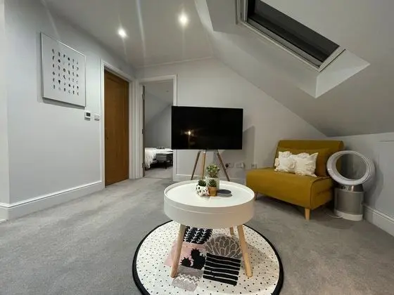 5 Star Unique Luxury Detached Apartment in Windsor - Bar