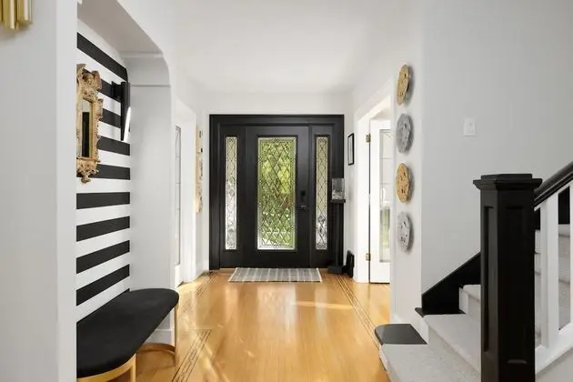 522 Vancouver Avenue - Lobi