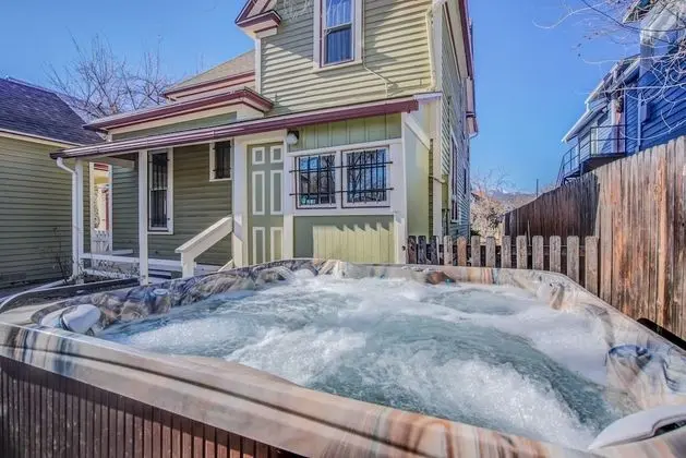 5bddowntown Victorian Charmhot Tub, Firepit - Spa