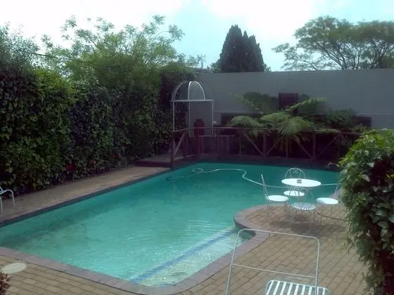 5th Avenue Guest House - Havuz