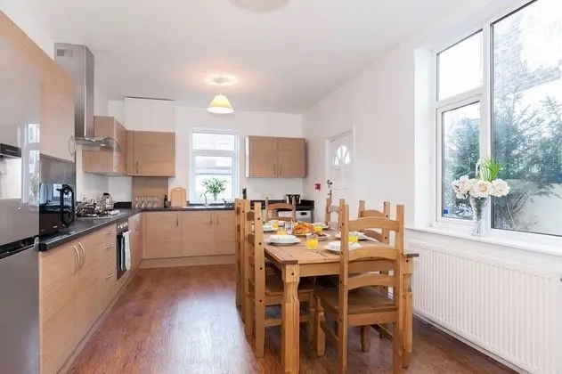 6 Bed House near Manchester - Mutfak