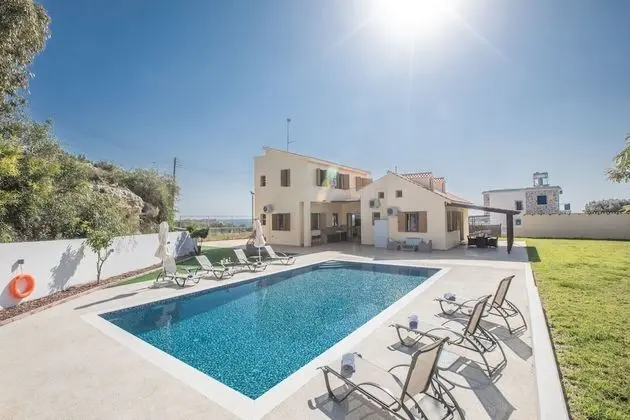 6 Bedroom Villa With Private Pool in the Area of Konnos
