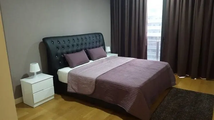 6 Cap Square - Öne Çıkan Resim