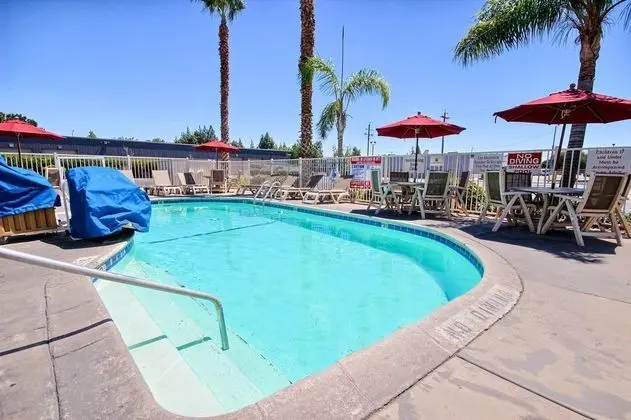 Motel 6 Fresno Blackstone - Genel