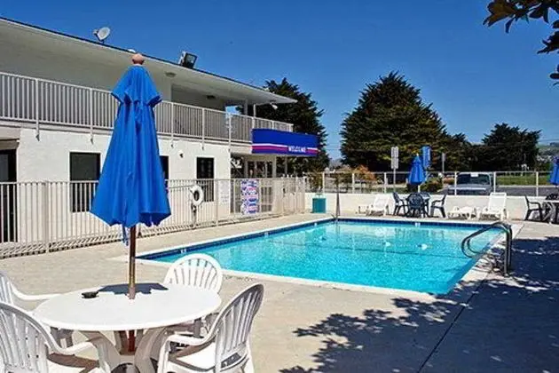 Motel 6 Fresno Blackstone - Havuz