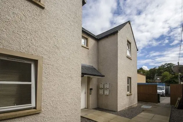 6 Varis Apartments