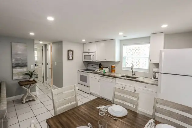 6050 Estero Blvd - Mutfak