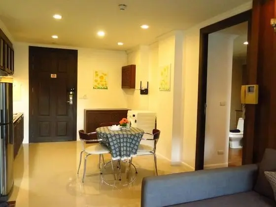 639 2 Bedroom Contemporary Teak Wood Patong Beach - Yerinde Yemek