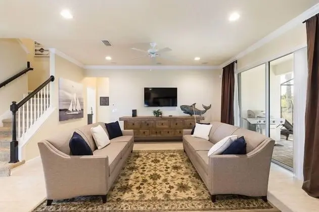 6BR 5BA Pool Home in Solterra
