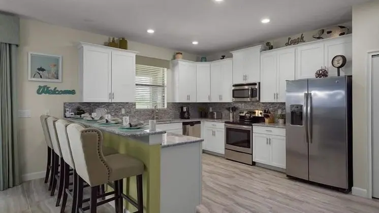 6BR 6BA Pool Home in ChampionsGate - Mutfak
