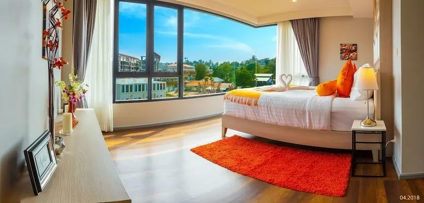 6th Avenue Phuket Surin - by Holy cow - Oda