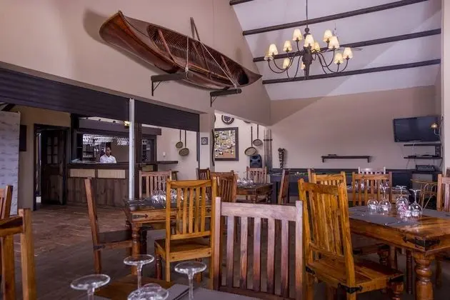 7 Cascades Restaurant Bar & Lodges - Lobi