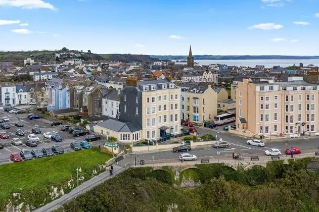 7 South Beach Court - Sea Front Apartment With Spectacular Sea Views