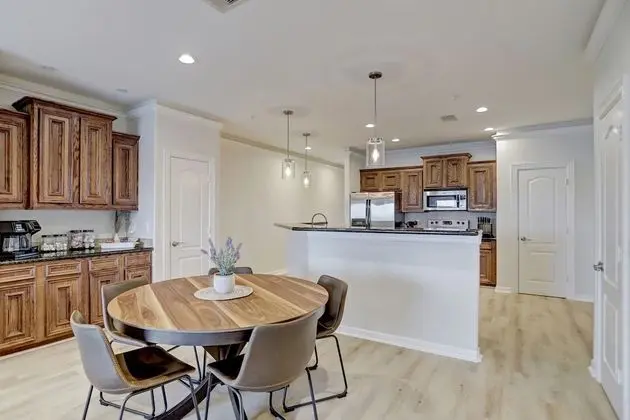 7037 Kingston Cove - Oda Düzeni