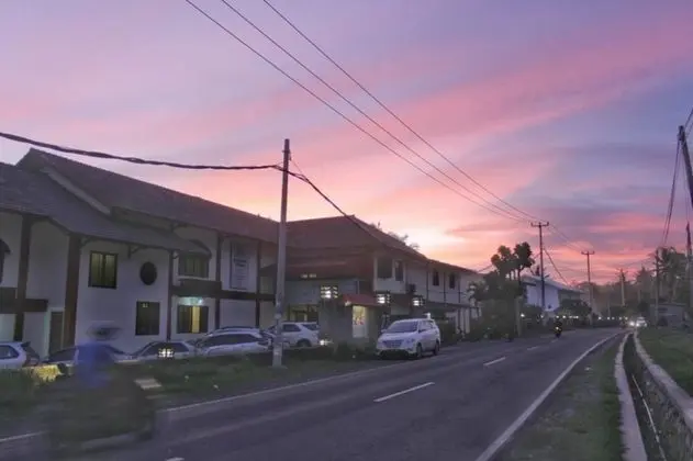 77 Sunset Plaza