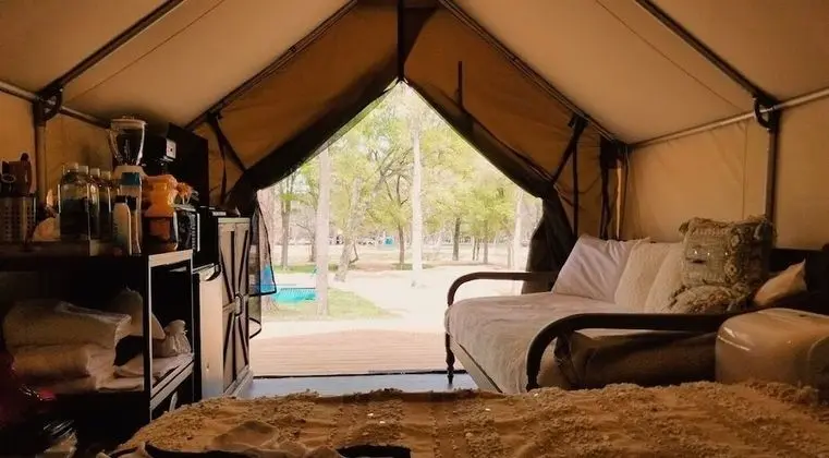 8 Blue River Camp - Glamping Cabin - Oda