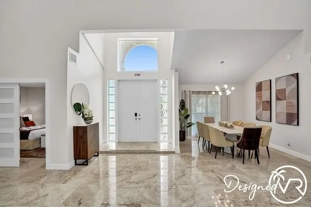 8 Br Villa with Pool & Basketball Court - Lobi