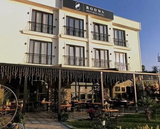 8 Rooms Hotel