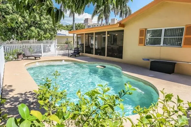 8297 Estero