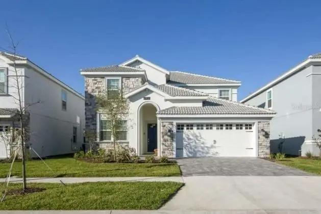 8912 Amazing Spacious Home