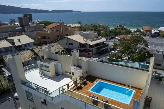 896 - Cobertura com piscina e vista mar