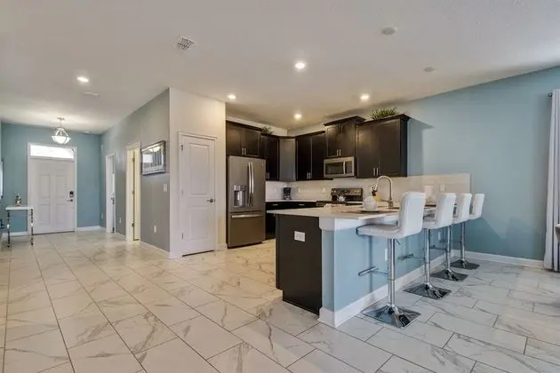 8BR ChampionsGate Pool Home w Theater - Mutfak