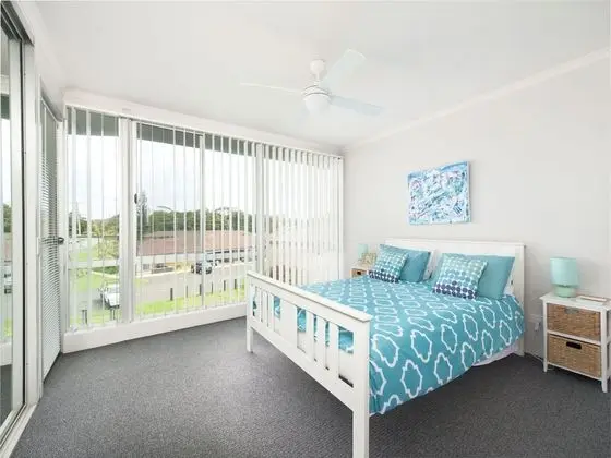 9 Cirrus at Fingal Bay - Oda