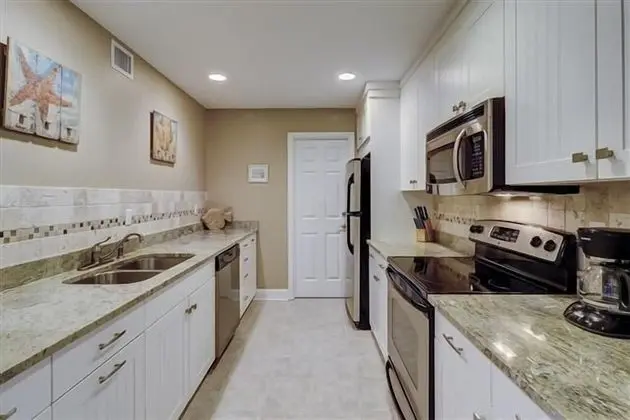 923 Cutter Court at The Sea Pines Resort - Mutfak