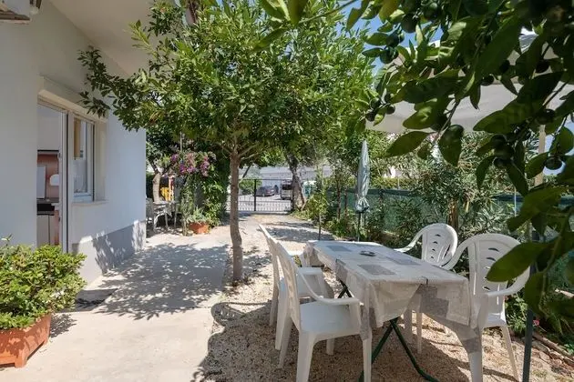 A 1 - apt Near Beach With Patio, Parking and Grill