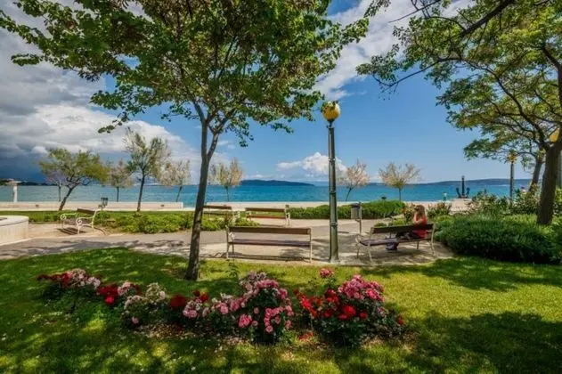 A 1 - Spacious apt on the Seafront With Terrace - Dış Mekan