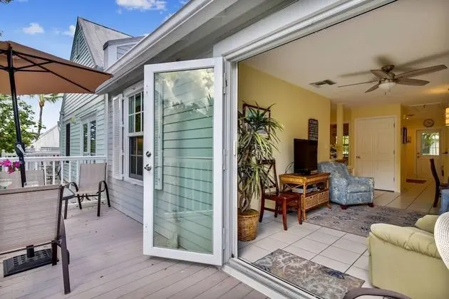 A Barefoot Retreat by Avantstay Great Location w/ Patio, Outdoor Dining and Shared Pool! Week Long Stays
