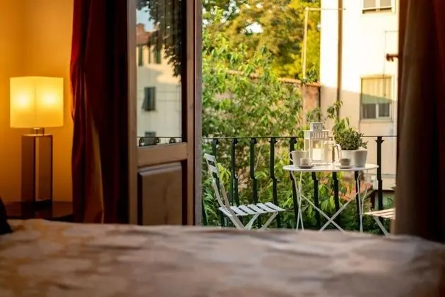 A Homey Luxury Modern Quiet Apartment With Parking Garden Within the Walls