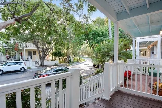 A Little Slice Of Paradise by Avantstay Communal Pool, Screened in Porch, Great Location! Month Long Stays