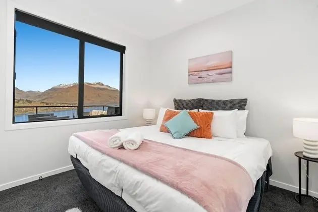 A LUCKIE CHARM - 5-BEDROOM TOWNHOUSE - Oda
