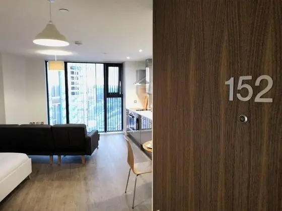 A Modern Studio With Great City Views - 17th Floor, City Views & 2 Minutes to Canal