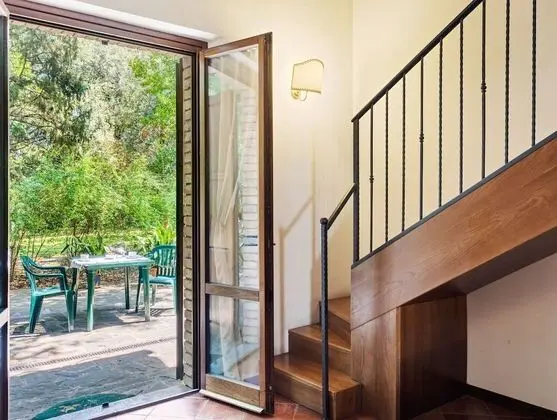 A Recently Renovated Countryhouse - Lobi