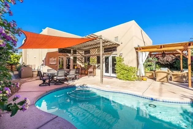 A Royal Desert Oasis with Epic Game Room - Havuz