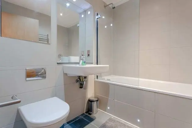 A Spacious 2 Bedroom Apartment In Aldgate East - Banyo Tipleri