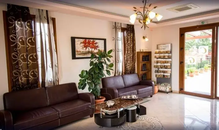 A Spacious and Bright Studio With Balcony - Oda Düzeni