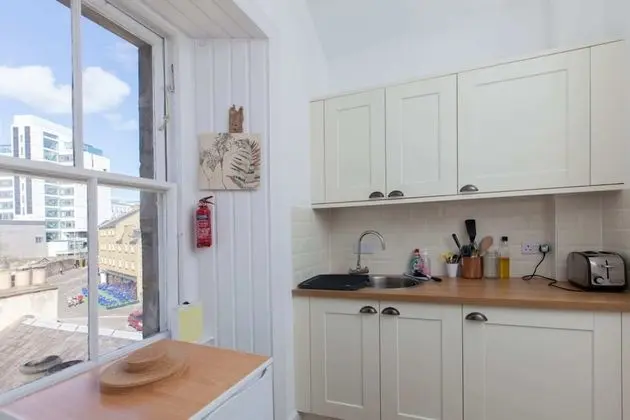 A Spacious City Centre Apartment in the Heart of Edinburgh - Mutfak