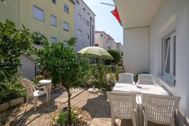 A2 - apt Near Beach w. Patio, Parking and Grill