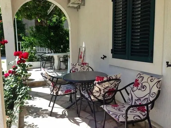 A2 - apt w Patio, Just 3 min Walking to the Beach