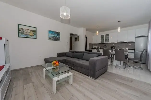 A2 - Spacious apt W.lodge Just 40m From the Beach