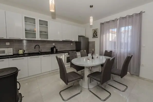 A2 - Spacious apt W.lodge Just 40m From the Beach - Mutfak