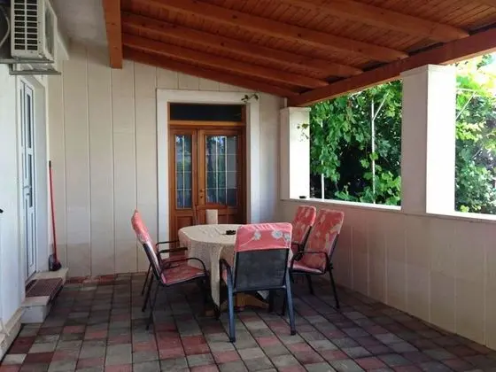 A3 - apt w. Patio, 3 min Walking From the Beach