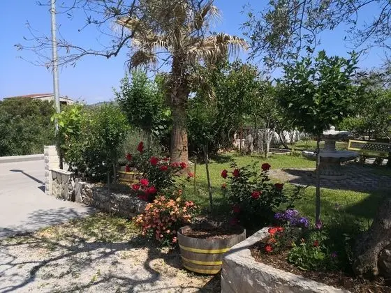 A4 Cozy Apartment w big Garden, Balcony & Grill - Dış Mekan