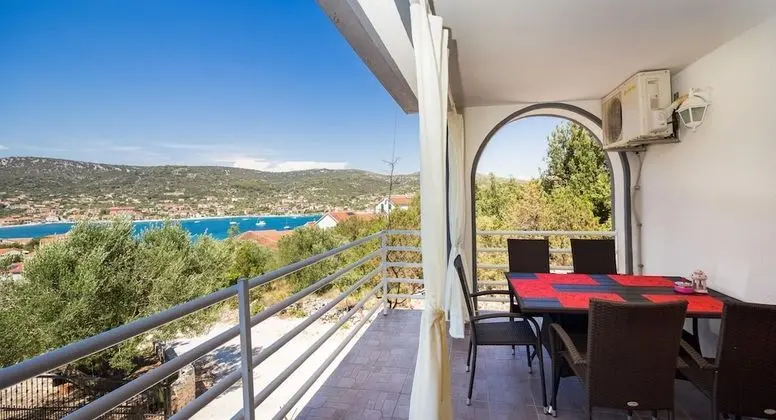 A5 - Modern apt With Terrace, 3 min Walk to Beach