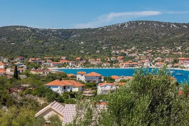 A8 - Modern apt With Terrace, 3 min Walk to Beach