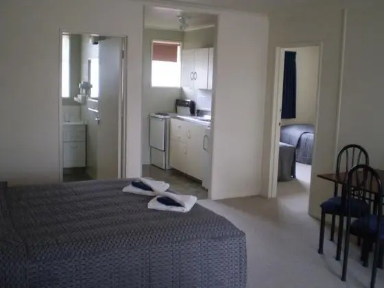 AAA Thames Court Motel