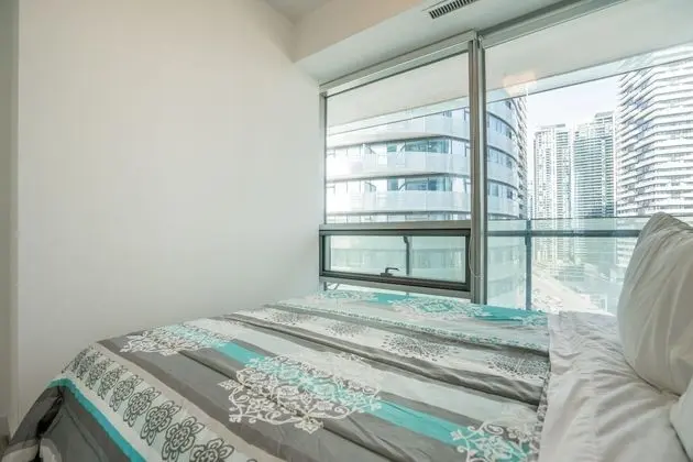 Aaira Suites at 65 Bremner Blvd - Oda